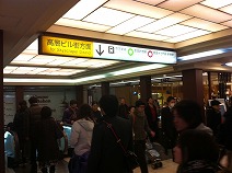 都営新宿線改札/大江戸線への案内板