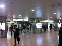 都営新宿線改札前