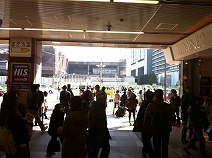 新宿南口駅前横断歩道