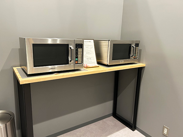 【電子レンジ】フロント階に電子レンジを2台ご用意しております。（24時間利用可）