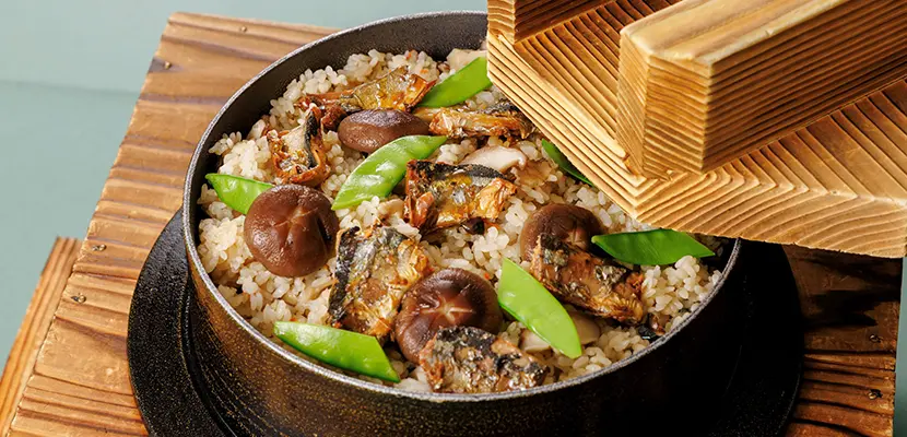 秋刀魚ときのこの炊き込みご飯